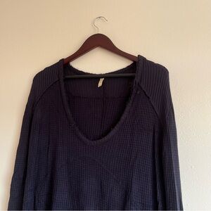 Free People Waffle Knit V-neck Distressed Sweater in Navy XS - Oversized
